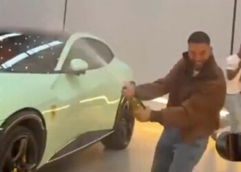 DETIENEN A MALUMA EN CONTROL DE TRÁNSITO MIENTRAS CONDUCÍA SU NUEVO FERRARI EN MEDELLÍN