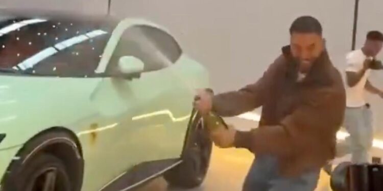 DETIENEN A MALUMA EN CONTROL DE TRÁNSITO MIENTRAS CONDUCÍA SU NUEVO FERRARI EN MEDELLÍN 1 DETIENEN A MALUMA EN CONTROL DE TRÁNSITO MIENTRAS CONDUCÍA SU NUEVO FERRARI EN MEDELLÍN