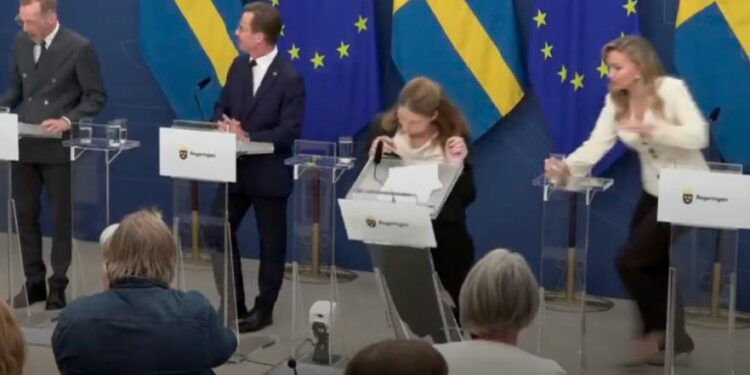 SE DESMAYA MINISTRA DE SALUD DE SUECIA DURANTE SU PRESENTACIÓN. 1 SE DESMAYA MINISTRA DE SALUD DE SUECIA DURANTE SU PRESENTACIÓN.