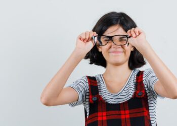CRECE NECESIDAD DE LENTES EN NIÑOS POR EXCESO DE PANTALLAS