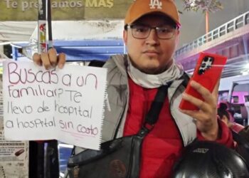 JOVEN APOYA A FAMILIAS TRAS EXPLOSIÓN DE PIPA EN IZTAPALAPA