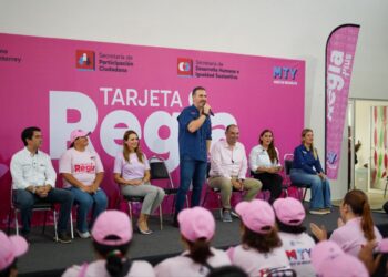 ENTREGA ADRIÁN TARJETA REGIA PLUS; RECIBEN 350 MUJERES BENEFICIO DE 2 MIL PESOS BIMESTRALES.