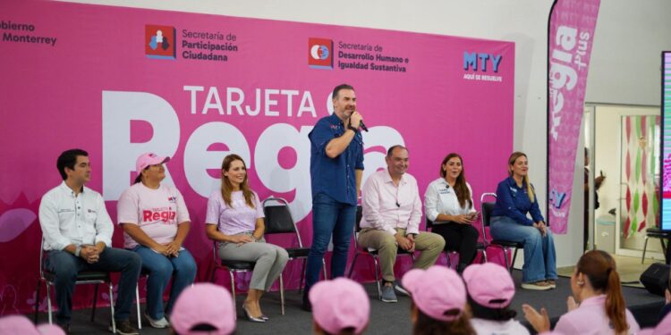 ENTREGA ADRIÁN TARJETA REGIA PLUS; RECIBEN 350 MUJERES BENEFICIO DE 2 MIL PESOS BIMESTRALES. 1 ENTREGA ADRIÁN TARJETA REGIA PLUS; RECIBEN 350 MUJERES BENEFICIO DE 2 MIL PESOS BIMESTRALES.