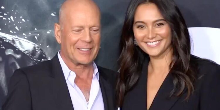 EMMA HEMING ADMITE QUE PENSÓ EN DIVORCIARSE DE BRUCE WILLIS ANTES DEL DIAGNÓSTICO DE DEMENCIA 1 EMMA HEMING ADMITE QUE PENSÓ EN DIVORCIARSE DE BRUCE WILLIS ANTES DEL DIAGNÓSTICO DE DEMENCIA