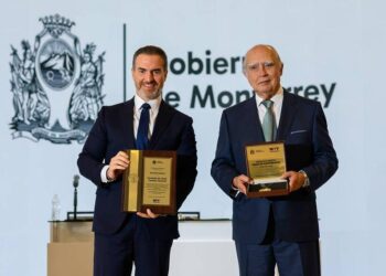 ENTREGA ADRIÁN MEDALLA DIEGO DE MONTEMAYOR A FERNANDO CANALES; RECIBE EX GOBERNADOR PANISTA RECONOCIMIENTO DEL TRICOLOR.