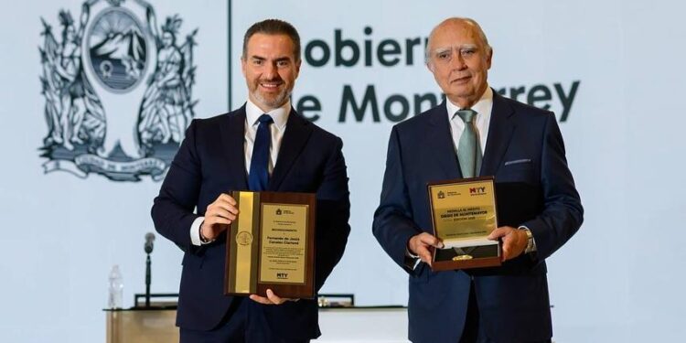 ENTREGA ADRIÁN MEDALLA DIEGO DE MONTEMAYOR A FERNANDO CANALES; RECIBE EX GOBERNADOR PANISTA RECONOCIMIENTO DEL TRICOLOR. 1 ENTREGA ADRIÁN MEDALLA DIEGO DE MONTEMAYOR A FERNANDO CANALES; RECIBE EX GOBERNADOR PANISTA RECONOCIMIENTO DEL TRICOLOR.