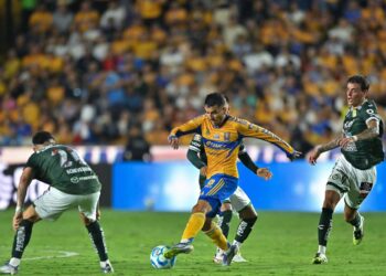 ROSCAS EN EL UNI; TIGRES SE QUEDA CON 10 Y EMPATAA CEROS CON LEÓN.