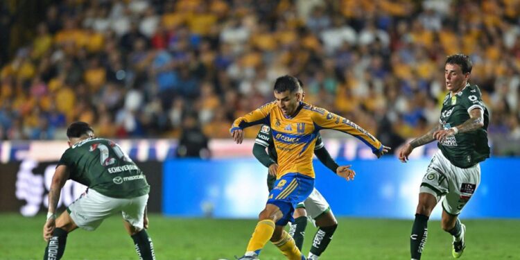 ROSCAS EN EL UNI; TIGRES SE QUEDA CON 10 Y EMPATAA CEROS CON LEÓN.
