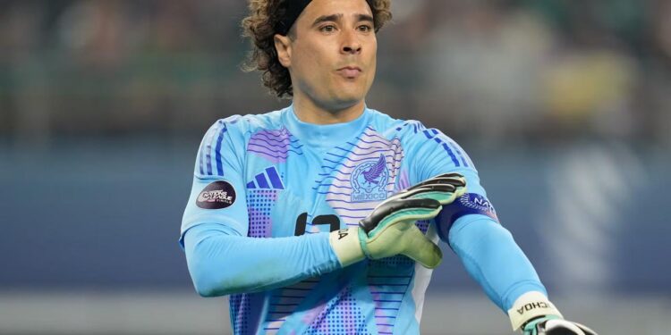 MEMO OCHOA FIRMA CON EL AEL LIMASSOL DE CHIPRE