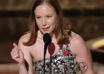 HANNAH EINBINDER LANZA MENSAJE POLÍTICO EN LOS EMMY 2025 CONTRA EL ICE Y A FAVOR DE PALESTINA