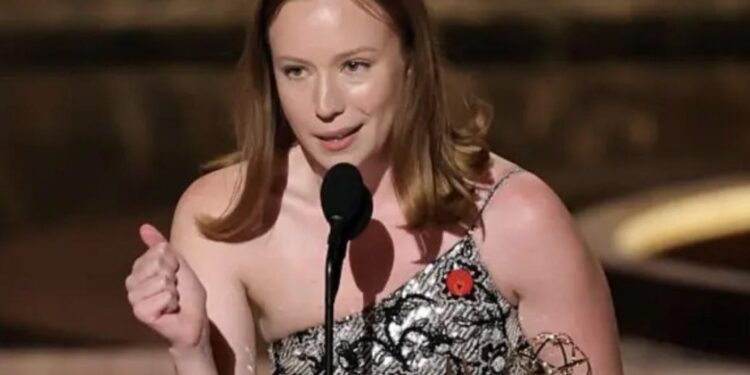 HANNAH EINBINDER LANZA MENSAJE POLÍTICO EN LOS EMMY 2025 CONTRA EL ICE Y A FAVOR DE PALESTINA