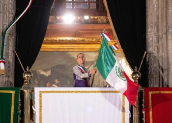 ‘¡VIVAN LAS HEROÍNAS!’: SHEINBAUM HACE HISTORIA CON SU PRIMER GRITO DE INDEPENDENCIA.