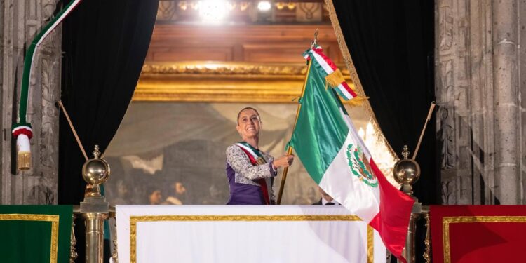 ‘¡VIVAN LAS HEROÍNAS!’: SHEINBAUM HACE HISTORIA CON SU PRIMER GRITO DE INDEPENDENCIA.