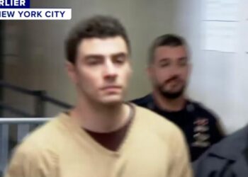 JUEZ EN NUEVA YORK DESCARTA CARGOS DE TERRORISMO; LUIGI MANGIONE ENFRENTA JUICIO FEDERAL POR ASESINATO