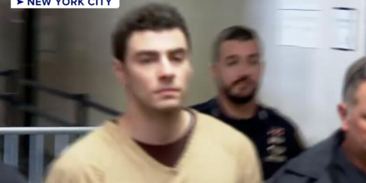 JUEZ EN NUEVA YORK DESCARTA CARGOS DE TERRORISMO; LUIGI MANGIONE ENFRENTA JUICIO FEDERAL POR ASESINATO