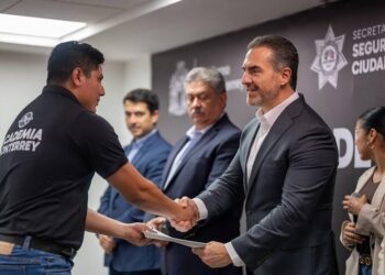 RECONOCE ADRIÁN A POLICÍAS BILINGÜES; BRINDARÁN ATENCIÓN TURÍSTICA.