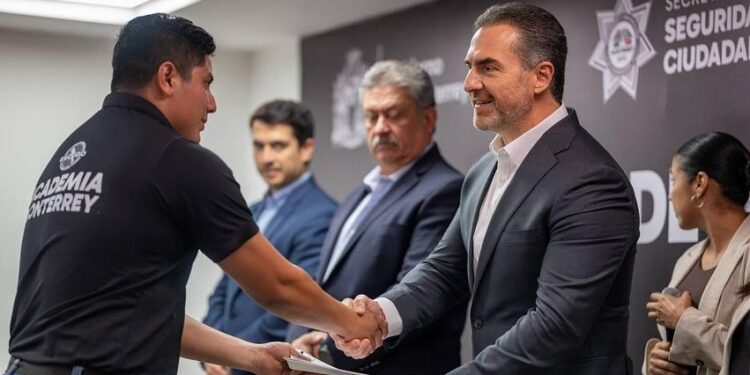 RECONOCE ADRIÁN A POLICÍAS BILINGÜES; BRINDARÁN ATENCIÓN TURÍSTICA. 1 RECONOCE ADRIÁN A POLICÍAS BILINGÜES; BRINDARÁN ATENCIÓN TURÍSTICA.