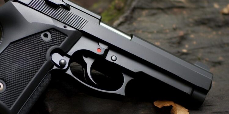 ARRESTAN A ADOLESCENTE ARMADO TRAS LANZAR AMENAZAS DE UN TIROTEO EN ESCUELA DE NUEVA YORK 1 ARRESTAN A ADOLESCENTE ARMADO TRAS LANZAR AMENAZAS DE UN TIROTEO EN ESCUELA DE NUEVA YORK