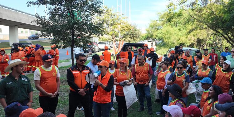 PONEN NUEVO AL RÍO SANTA CATARINA; RETIRAN VOLUNTARIOS 24.3 TONELADAS DE RESIDUOS 1 PONEN NUEVO AL RÍO SANTA CATARINA; RETIRAN VOLUNTARIOS 24.3 TONELADAS DE RESIDUOS