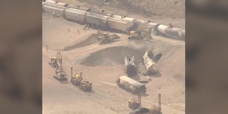 EXPLOSIÓN DE GAS NATURAL EN WYOMING CARBONIZA TREN DE CARGA