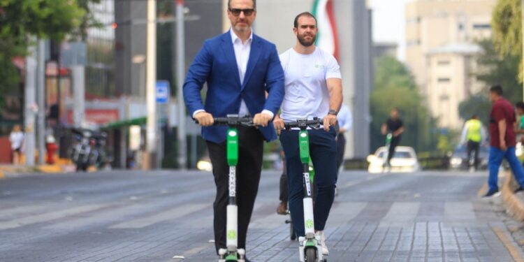 LANZA ADRIÁN SCOOTERS Y BICIS ELÉCTRICAS PARA MOVERSE EN EL CENTRO; PRIMER MES SERÁ GRATIS Y DESPUÉS COSTARÁN $2.50 POR MINUTO 1 LANZA ADRIÁN SCOOTERS Y BICIS ELÉCTRICAS PARA MOVERSE EN EL CENTRO; PRIMER MES SERÁ GRATIS Y DESPUÉS COSTARÁN $2.50 POR MINUTO