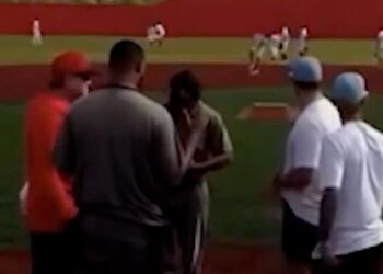 ENTRENADOR DE BÉISBOL ES BALEADO DURANTE UN JUEGO INFANTIL EN TEXAS
