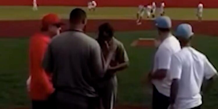 ENTRENADOR DE BÉISBOL ES BALEADO DURANTE UN JUEGO INFANTIL EN TEXAS