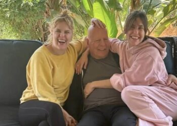 BRUCE WILLIS REAPARECE JUNTO A SUS HIJAS