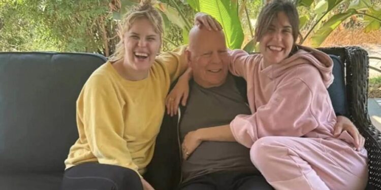 BRUCE WILLIS REAPARECE JUNTO A SUS HIJAS