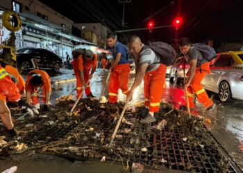 LIBERA LIMPIA LEÓN ALCANTARILLAS; RETIRAN CUADRILLAS ESTATALES CASI 2 TONELADAS DE BASURA Y RESIDUOS DE FOMERREY 45, EN MONTERREY