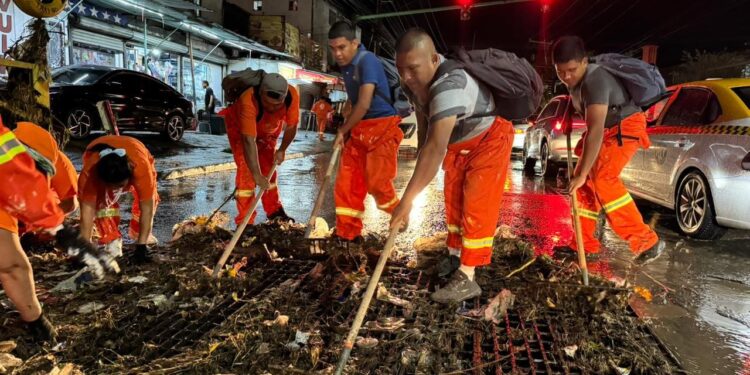 LIBERA LIMPIA LEÓN ALCANTARILLAS; RETIRAN CUADRILLAS ESTATALES CASI 2 TONELADAS DE BASURA Y RESIDUOS DE FOMERREY 45, EN MONTERREY