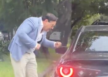 RETA LORD BÁJATE A PELEAR EN EL TRÁFICO …Y CASI DA EL BOTONAZO.