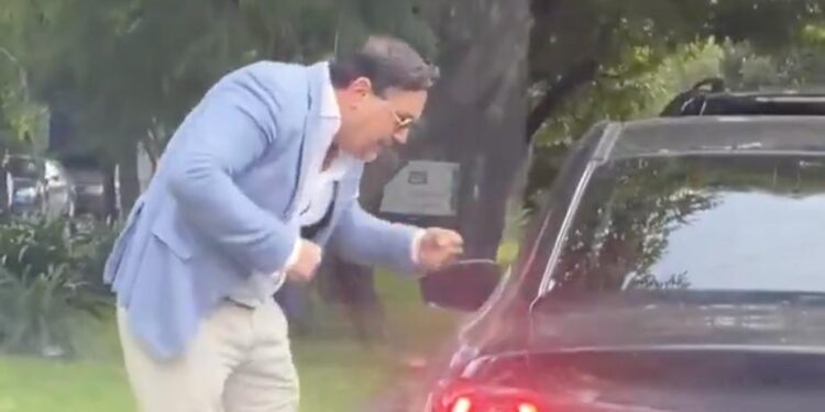 RETA LORD BÁJATE A PELEAR EN EL TRÁFICO …Y CASI DA EL BOTONAZO.