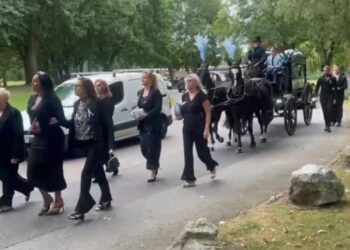 DOBLE TRAGEDIA EN INGLATERRA PADRE MUERE DE PARO CARDIACO EN FUNERAL DE SU HIJO