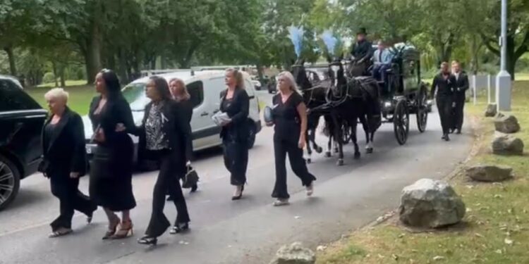 DOBLE TRAGEDIA EN INGLATERRA PADRE MUERE DE PARO CARDIACO EN FUNERAL DE SU HIJO 1 DOBLE TRAGEDIA EN INGLATERRA PADRE MUERE DE PARO CARDIACO EN FUNERAL DE SU HIJO