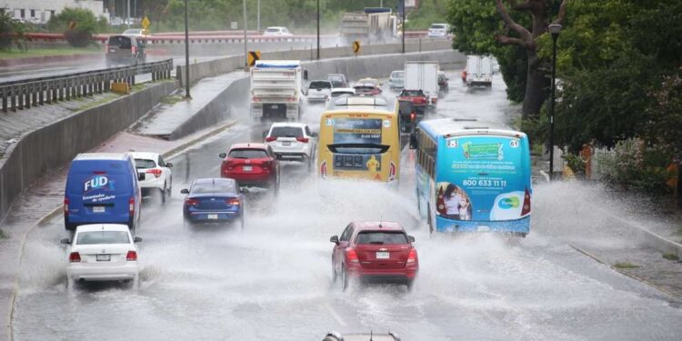 ¡AGUAS CON LOS CIERRES! ESTAS SON LAS CALLES Y AVENIDAS CERRADAS POR INUNDACIONES 1 ¡AGUAS CON LOS CIERRES! ESTAS SON LAS CALLES Y AVENIDAS CERRADAS POR INUNDACIONES