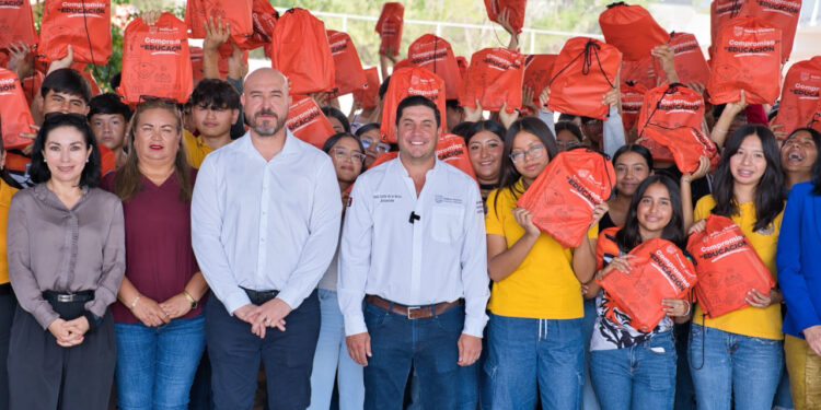 ENTREGA RAÚL CANTÚ DE LA GARZA 72 MIL KITS DE ÚTILES ESCOLARES EN SALINAS VICTORIA 1 ENTREGA RAÚL CANTÚ DE LA GARZA 72 MIL KITS DE ÚTILES ESCOLARES EN SALINAS VICTORIA
