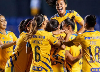 CAE ‘TORMENTA’ EN EL UNI… PERO DE GOLES; FELINAS GOLEAN 4-0 A RAYADAS EN CLÁSICO FEMENIL