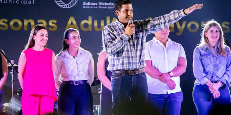 CELEBRA RAÚL CANTÚ A MÁS DE 1,500 ADULTOS MAYORES EN SALINAS VICTORIA; ENTREGA MEDALLA CENTENARIO ORGULLO SALINENSE 1 CELEBRA RAÚL CANTÚ A MÁS DE 1,500 ADULTOS MAYORES EN SALINAS VICTORIA; ENTREGA MEDALLA CENTENARIO ORGULLO SALINENSE