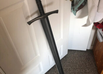 LA ESPADA DE SIR RADZIG YA EXISTE EN EL MUNDO REAL… Y SU PRECIO DEJA HUELLA