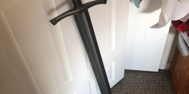 LA ESPADA DE SIR RADZIG YA EXISTE EN EL MUNDO REAL… Y SU PRECIO DEJA HUELLA