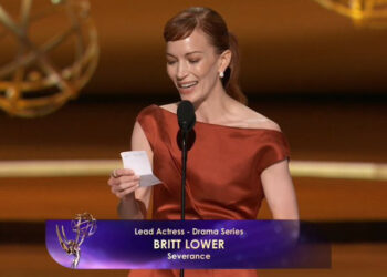 BRITT LOWER SORPRENDE EN LOS EMMY CON UN GUIÑO A “SEPARACIÓN”