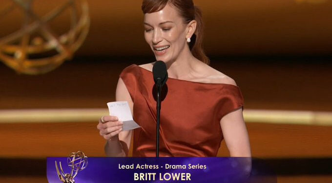 BRITT LOWER SORPRENDE EN LOS EMMY CON UN GUIÑO A “SEPARACIÓN”