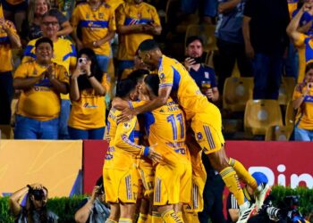 SE REENCUENTRA TIGRES CON TRIUNFO… Y CON COCCA; DEDICAN LIBRES Y LOKOS CÁNTICOS A ‘TRAICIÓN’ DE EX DT