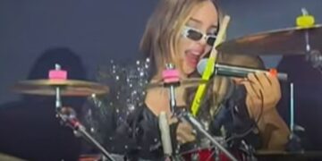 BELINDA SE LESIONA EN PLENO CONCIERTO MIENTRAS TOCABA LA BATERÍA 2 BELINDA SE LESIONA EN PLENO CONCIERTO MIENTRAS TOCABA LA BATERÍA
