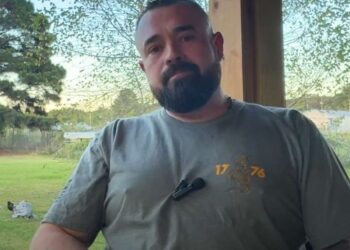 HOMBRE DE ARKANSAS SE POSTULA PARA SHERIFF DESPUÉS DE ACABAR CON VIOLADOR DE SU HIJA