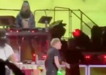 AXL ROSE PROTAGONIZA MOMENTO VIRAL AL LANZAR DOS VECES EL MICRÓFONO A SU BATERISTA