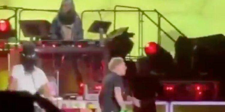 AXL ROSE PROTAGONIZA MOMENTO VIRAL AL LANZAR DOS VECES EL MICRÓFONO A SU BATERISTA 1 AXL ROSE PROTAGONIZA MOMENTO VIRAL AL LANZAR DOS VECES EL MICRÓFONO A SU BATERISTA