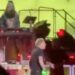 AXL ROSE PROTAGONIZA MOMENTO VIRAL AL LANZAR DOS VECES EL MICRÓFONO A SU BATERISTA 7 AXL ROSE PROTAGONIZA MOMENTO VIRAL AL LANZAR DOS VECES EL MICRÓFONO A SU BATERISTA