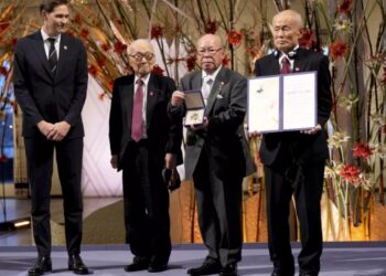 SUPERVIVIENTES DE HIROSHIMA Y NAGASAKI ROMPEN EN LLANTO AL RECIBIR EL PREMIO NOBEL DE LA PAZ